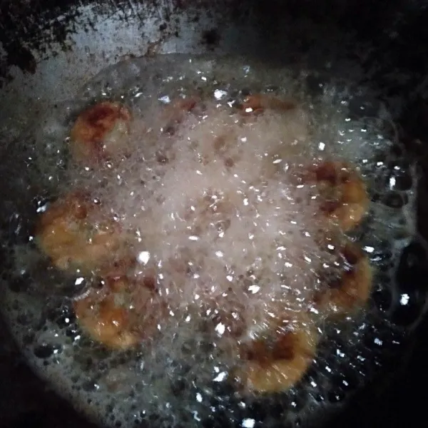 Panaskan minyak goreng perkedel sambil di kucuri telor biar hasilnya kribo. Goreng sampai kecoklatan.