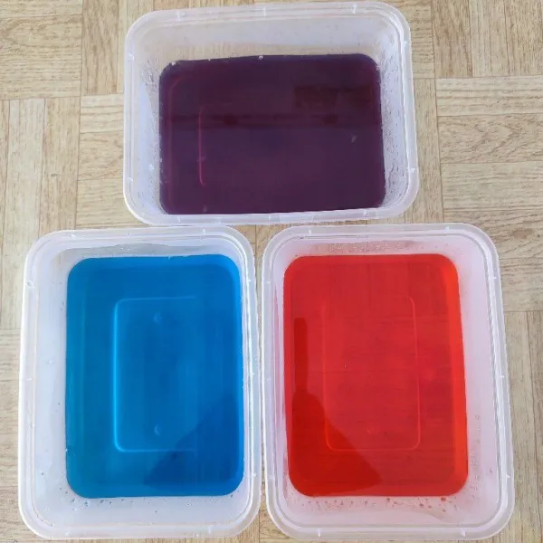 Bagi menjadi 3 bagian, masing-masing beri pewarna sesuai selera.