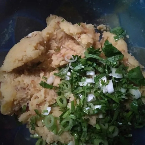 Tambahkan irisan daun bawang dan seledri campur adonan.