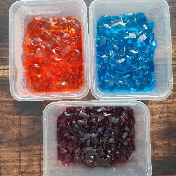 Biarkan hingga set. Setelah set, potong sesuai selera.