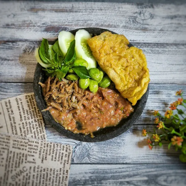 Sajikan sambal dengan nasi hangat dan pelengkap lainnya.