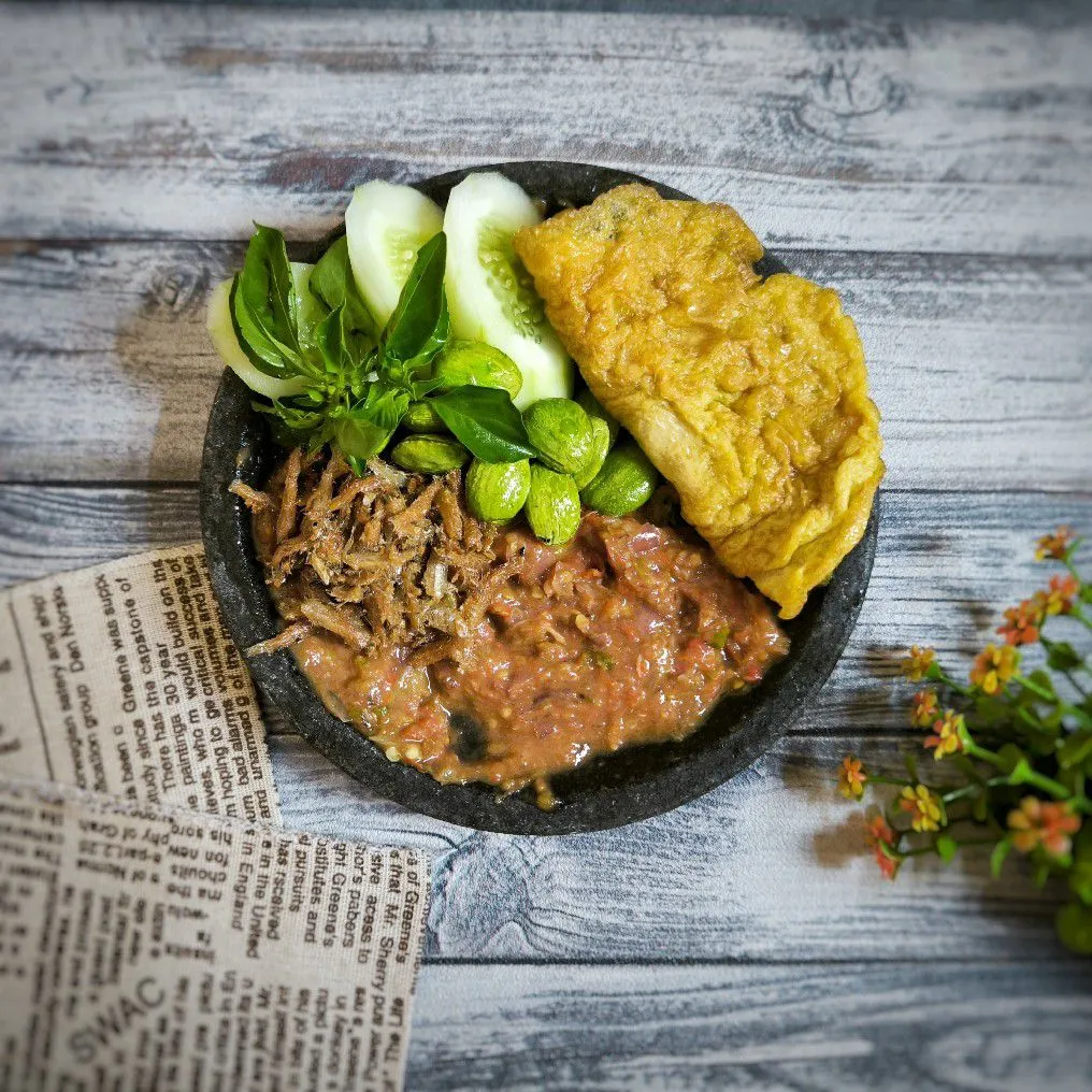 Penyetan Telur Dadar Teri Goreng