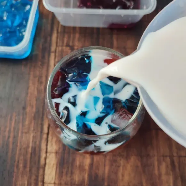 Tata jelly dan es batu dalam gelas saji. Kemudian, tambahkan kuah susu. Sajikan dalam keadaan dingin.