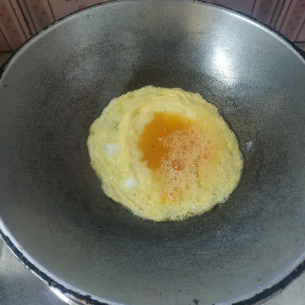 Kemudian goreng telur hingga matang. Setelah matang angkat dan tiriskan.