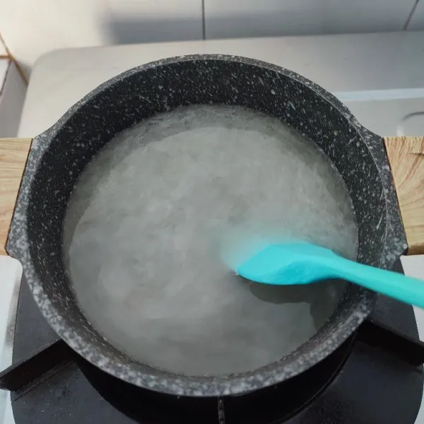 Masak diatas kompor sambil diaduk hingga mendidih.