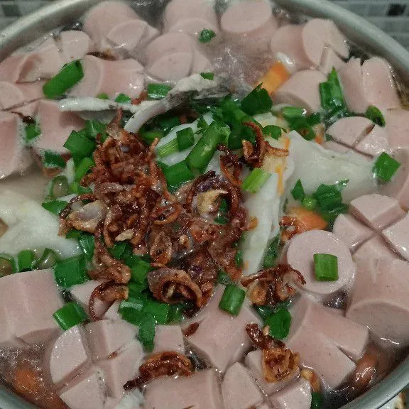 Taburi bawang goreng, seledri, dan daun bawang. Koreksi rasa.