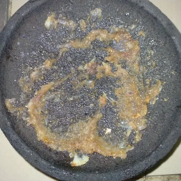 Ulek halus bawang yang sudah digoreng dan tambahkan seasoning.