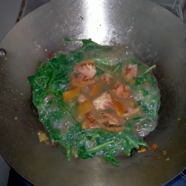 Tambahkan air dan masukkan tomat lalu beri seasoning.