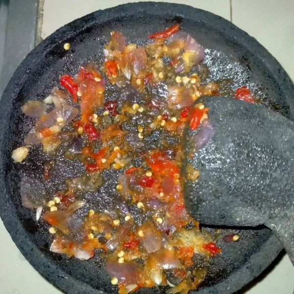 Haluskan bawang dan cabai.