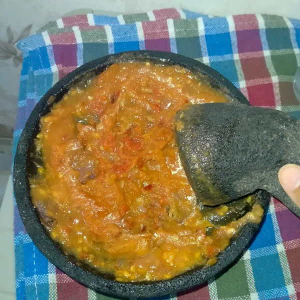 Ulek sambal lalu beri seasoning dan teri yang sudah digoreng.