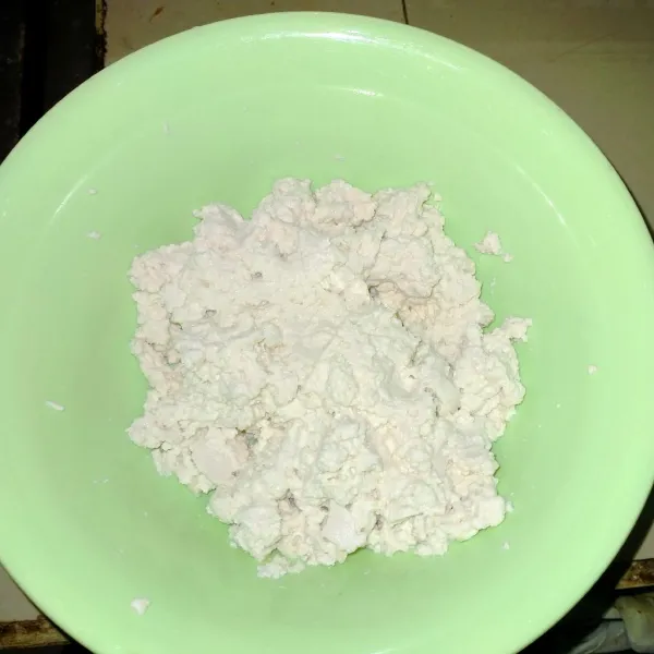 Haluskan tahu menggunakan garpu/sendok.