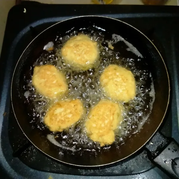 Goreng di minyak, pasang dengan api sedang hingga matang.