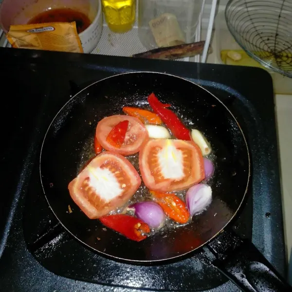 Goreng tomat, cabai, dan bawang.