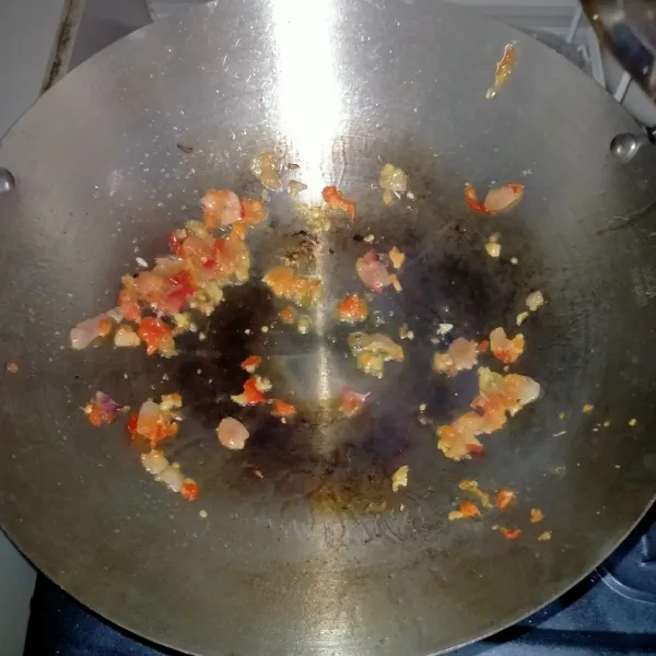 Tumis bumbu halus dengan sedikit minyak hingga harum.
