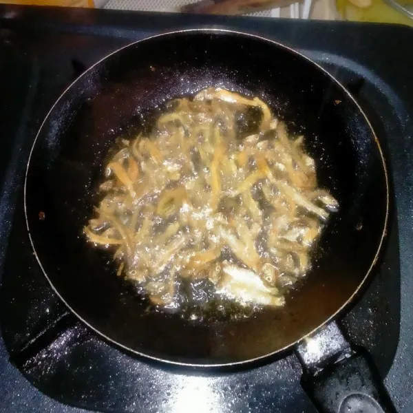 Goreng teri hingga krispi.
