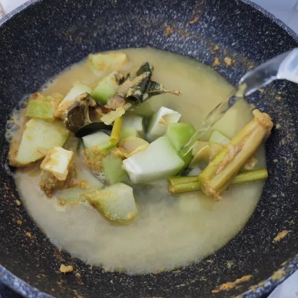 Masukkan labu siam dan sedikit air. Masak sampai empuk.