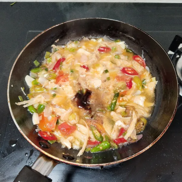 Tambahkan sedikit air, masak hingga mendidih laluasukkan bumbu perasa aduk kembali, masak hingga air menyusut, angkat