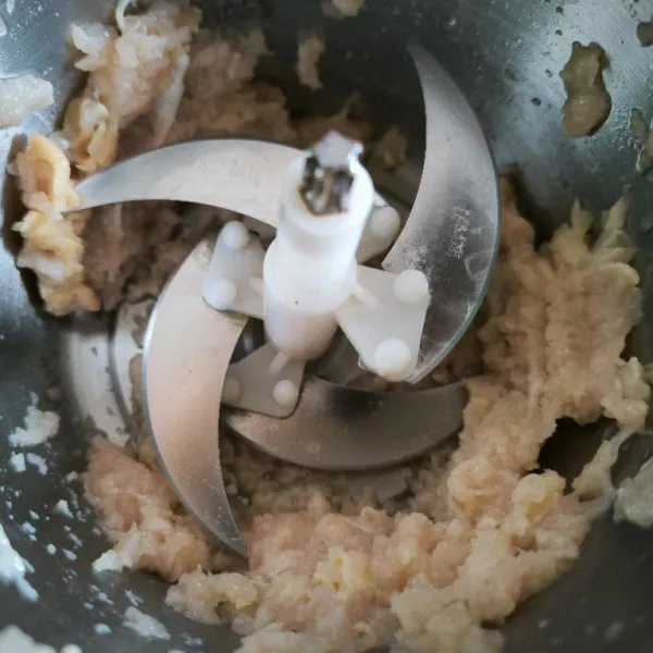 Masukkan ayam fillet kedalam Cooper, proses hingga setengah halus.