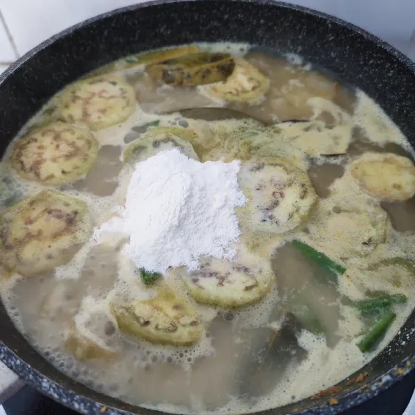 Terakhir masukkan krimer bubuk. Masak sampai larut, matikan kompor dan sajikan.