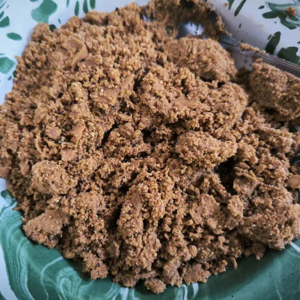 Haluskan menghilang blender kacang tanah goreng.