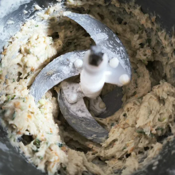 Tambahkan tapioka, tepung terigu, baking powder dan daun bawang cooper hingga adonan tercampur rata.