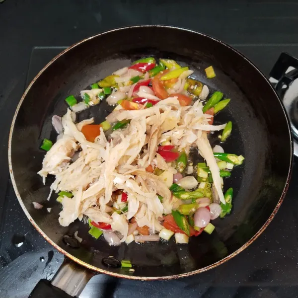 Masukkan ikan asin pari aduk rata