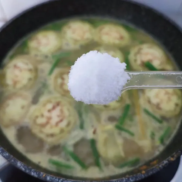 Bumbui dengan bumbu penyedap. Jangan lupa koreksi rasa, masak sampai bumbu meresap.