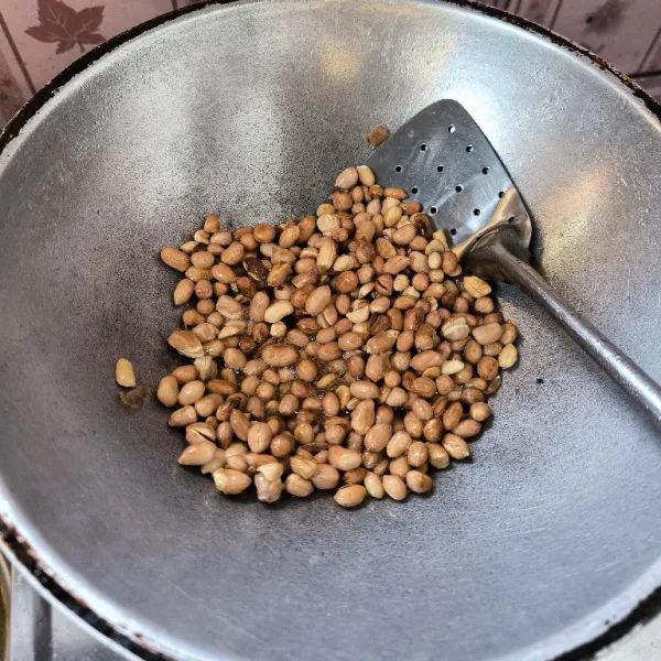 Cuci bersih kacang tanah kemudian goreng kacang hingga matang. Setelah matang angkat dan tiriskan.