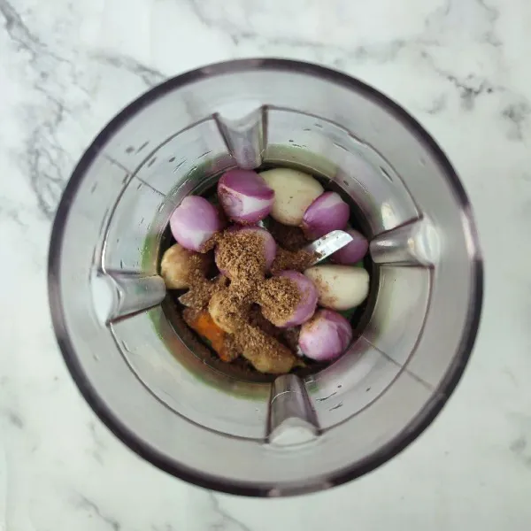 Blender bumbu halus dengan sedikit air hingga halus.