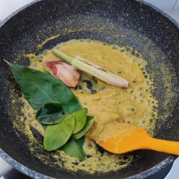 Tumis sampai air menyusut, tambahkan minyak goreng, daun salam, daun jeruk purut, lengkuas dan serai. Tumis hingga bumbu matang.