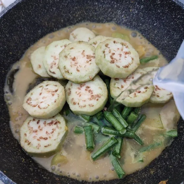 Tambahkan kacang panjang, terong dan sisa air. Masak sampai matang.