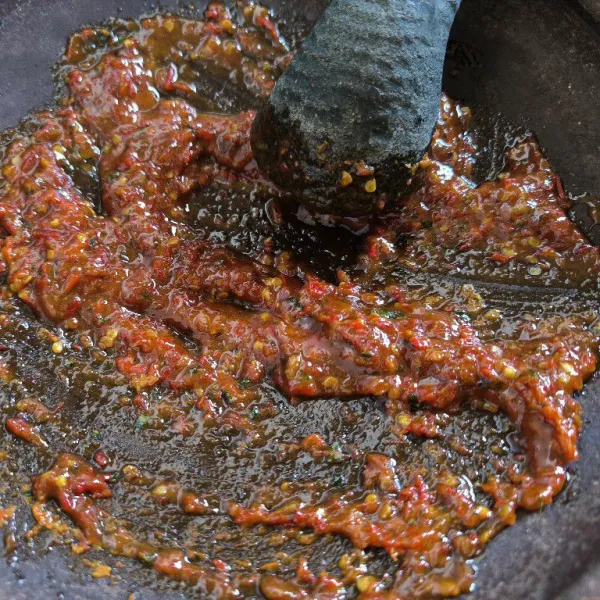 Tambahkan garam, asam jawa, dan gula merah ulek kembali sampai halus.