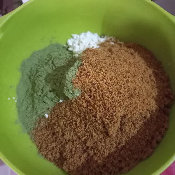 Selanjutnya, masukkan gula aren sesuai selera (jika ingin lebih manis).