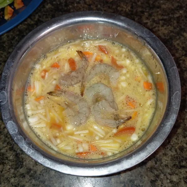 Tuang ke wadah. Beri udang diatasnya.