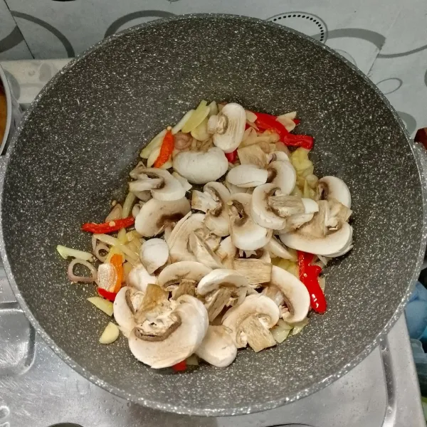 Tumis bumbu sampai harum dan layu.