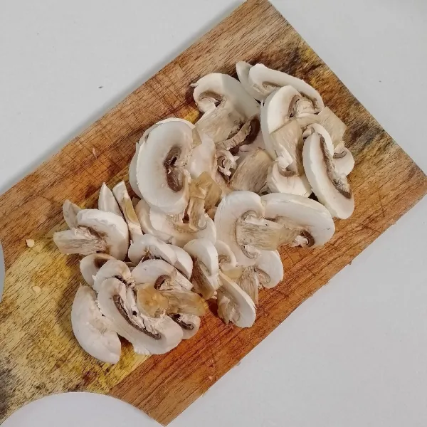 Potong-potong jamur kancing. Sisihkan.