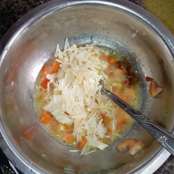 Tambahkan potongan jamur enoki, aduk merata.