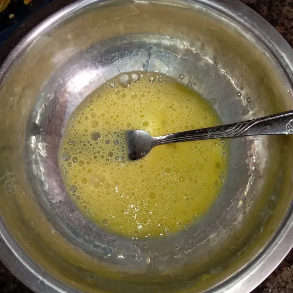 Kocok telur, kecap asin, garam & lada bubuk sampai merata.