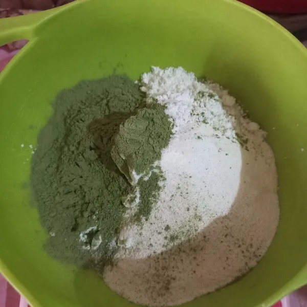 Tim margarin hingga cair. Kemudian campurkan dengan susu, tepung, vanila essence, baking powder, dan bubuk macha ke dalam wadah.