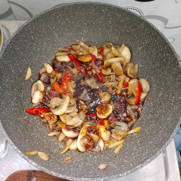 Tambahkan seasoning. Aduk rata.