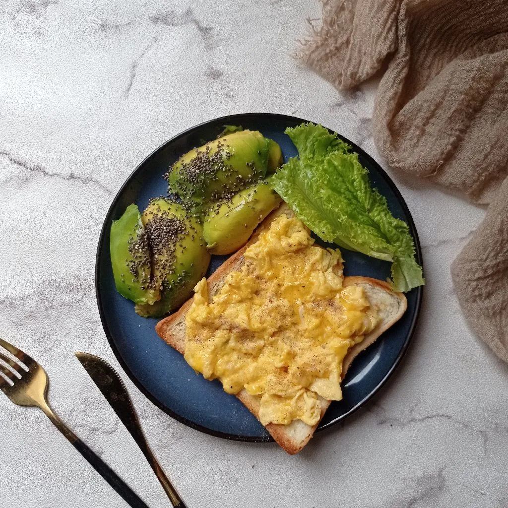 Toast scramble egg with avocado