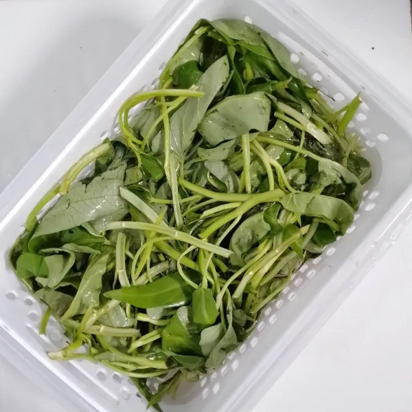 Rendam kangkung dengan garam. Angkat dan tiriskan.