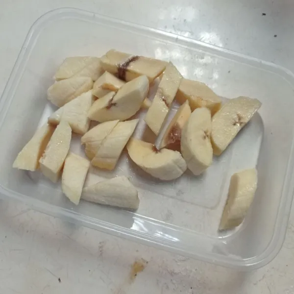 Sembari menunggu, kupas pisang lalu potong kecil kecil
