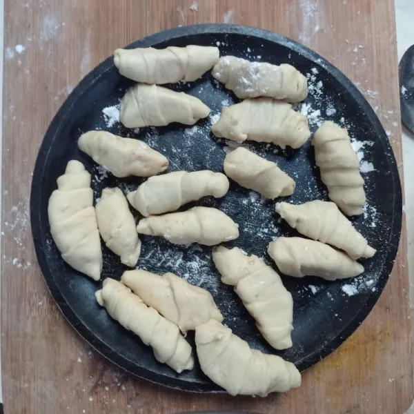 Ambil 1 potongan pisang lalu lilitkan gilasan adonan kulit tadi, lakukan sampai selesai