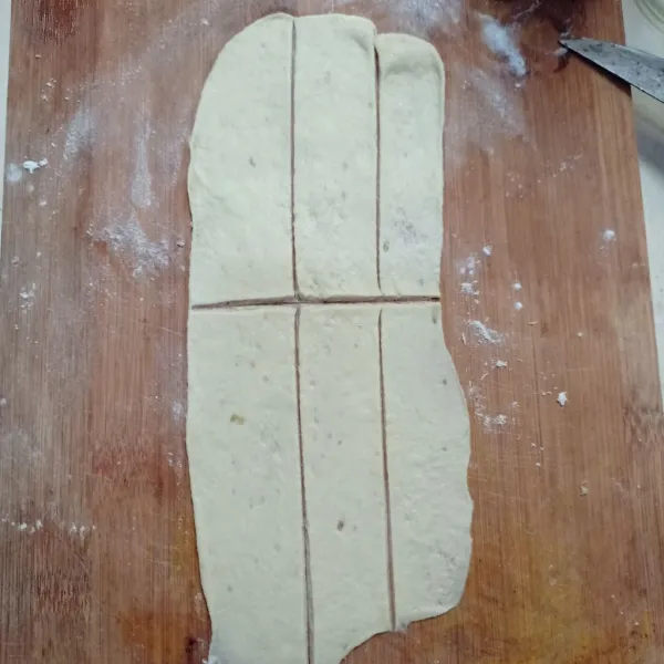 Setelah 10 menit, ambil secukupnya adonan gilas sampai tipis lalu potong seperti gambar