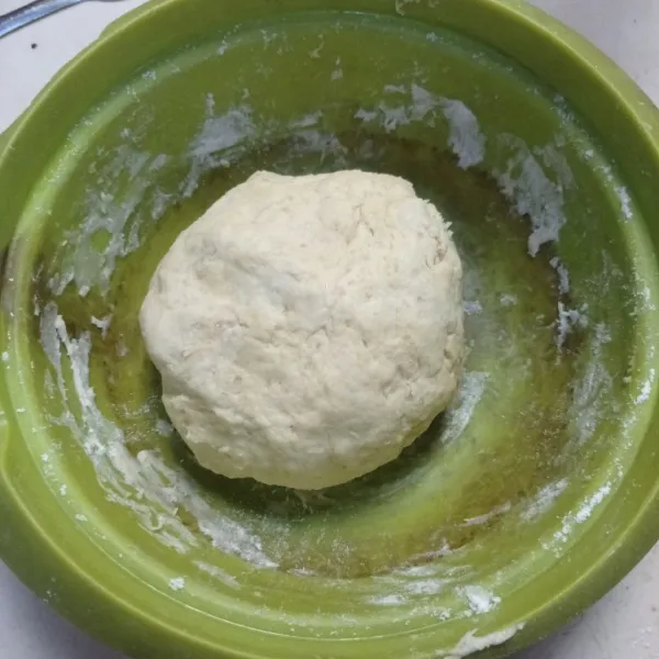 Tuang air sedikit demi sedikit aduk dan uleni sampai dapat adonan pas dan mudah dibentuk, bulatkan lalu diamkan 10 menit