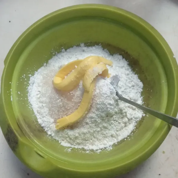 Masukan tepung terigu, gula pasir, pasta vanila, garam dan margarin kedalam wadah