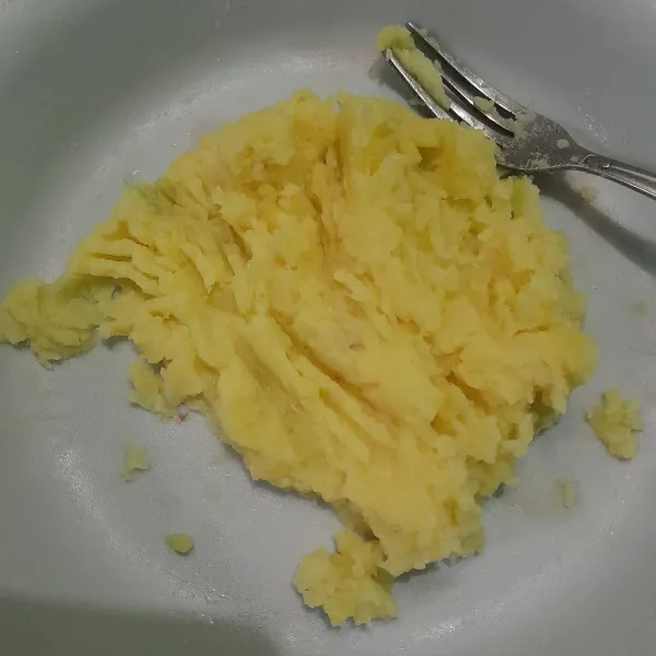 Lalu hancurkan menggunakan garpu