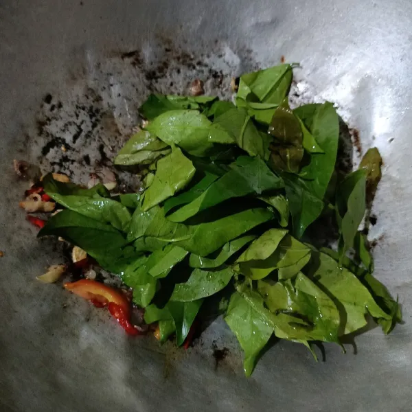 Tambahkan daun melinjo, tumis sebentar.