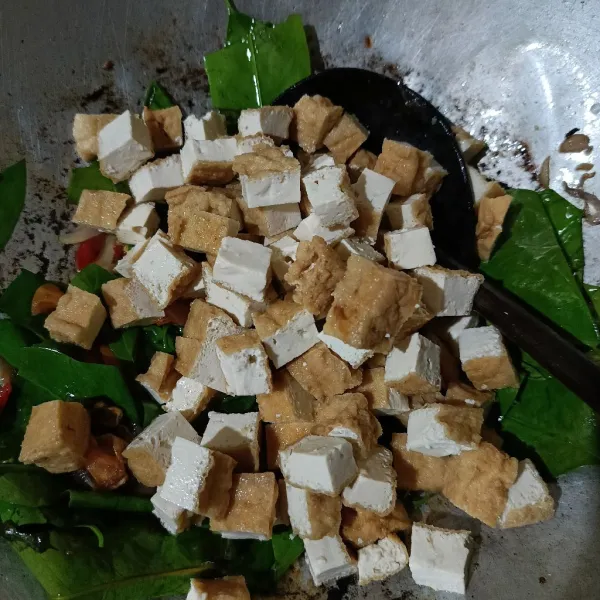 Masukkan tahu, tumis-tumis sebentar.